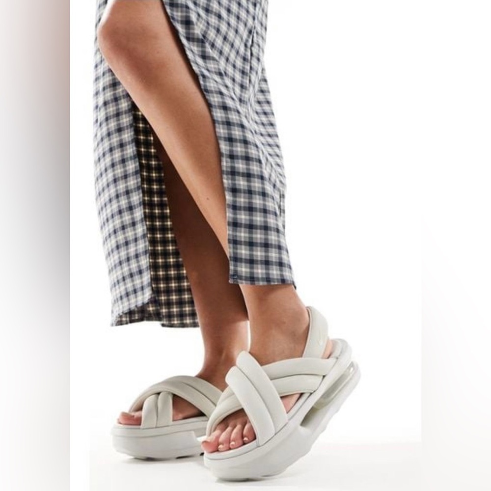 Nike Air Max Isla Sandals in White, Size W8